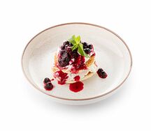 Панкейки с крем-чизом и вареньем из лесных ягод