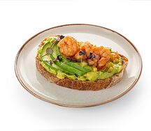 Брускетта с креветками, авокадо и овощной сальсой