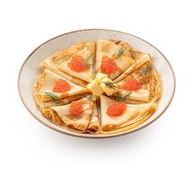 Большая порция блинчиков с красной икрой