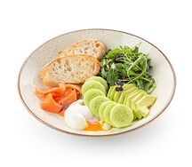 Большой завтрак с лососем, яйцом пашот и авокадо