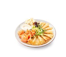 Большая порция блинчиков с лососем