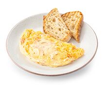 Омлет с сыром, ветчиной из птицы и беконом