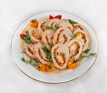 Рулет из курицы с сыром и овощами