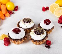 Пирожные постные набор с ягодами