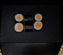 Классический ролл с лососем