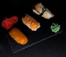 Суши с лососем