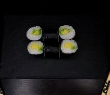 Классический ролл с авокадо