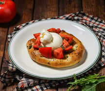 Буррата с томатами