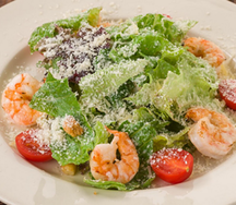 Салат Цезарь с тигровыми креветками