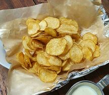 Картофельные чипсы с паприкой и соусом блю чиз