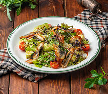 Салат с копченым угрем и соусом спайси