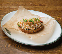 Брускетта с крабом