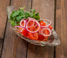 Спелые томаты с луком и кинзой