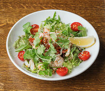 Салат с морепродуктами и сальса из перца