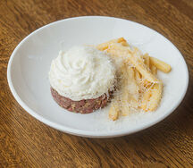 Тар-тар из говядины с картофелем фри