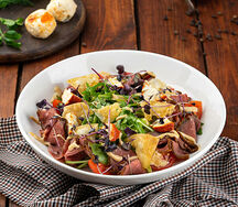 Салат с ростбифом и сыром шевр