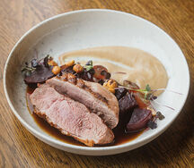 Утиная грудка с яблочным пюре