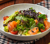 Салат с лососем, авокадо и сливочным муссом