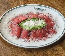 Карпаччо из говядины с рукколой и вишневым бальзамиком