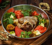 Ягненок запеченный с овощами и сыром