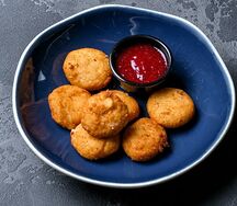 Сыр-фри с клюквенным соусом