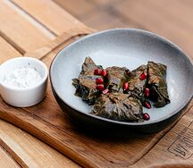 Долма со сметанно-чесночным соусом