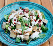Салат с хрустящим баклажаном, ореховым соусом и гранатом