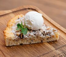 Пирог с яблоками и фундуком