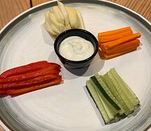 Ассорти овощей и фруктов со сметаной