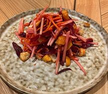 Свекольный салат с яблоком и гренками