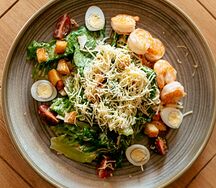 Салат Цезарь с креветками