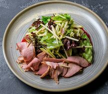 Салат с уткой и яблоком под клюквенным соусом