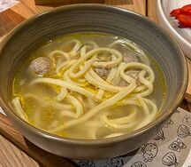 Бульон с лапшой и фрикадельками