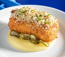 Котлета по-киевски, картофельное пюре, маринованный огурчик 