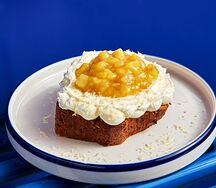 Морковный кекс, сливочный крем, манго