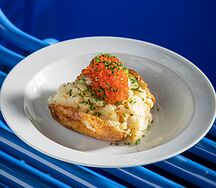 Печёный картофель, икра, зеленый лук