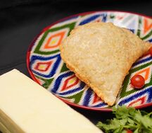 Чебурек с сыром и помидором 