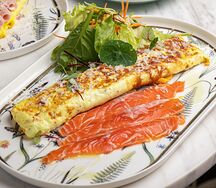 Французский омлет с чеддером и лососем