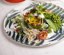 Зеленый салат с яйцом пашот и креветкой