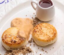 Сырники с протертой клубникой