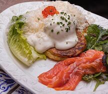 Драники с яйцом бенедикт, красной икрой и рубленым лососем