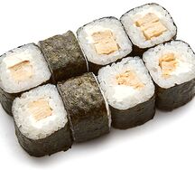 Маки с омлетом и сыром