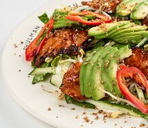 Зеленый салат с проростками фасоли маш и Лососем
