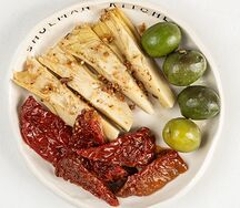Вяленые томаты, маринованные артишоки, оливки 