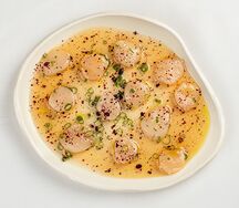 Севиче из гребешка с цитрусовым понцу и сумахом