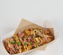 Картофельные дольки с горчичным соусом и беконом