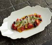Салат из томатов с вялеными оливами