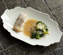 Черная треска с соусом из печеного перца и брокколи