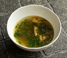 Куриное консоме с эмпанадос, травы