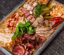 Доска мясных деликатесов